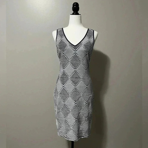 Guess Los Angeles Sleeveless V-Neck Bodycon Diamond Pattern Dress - Picture 3 of 15